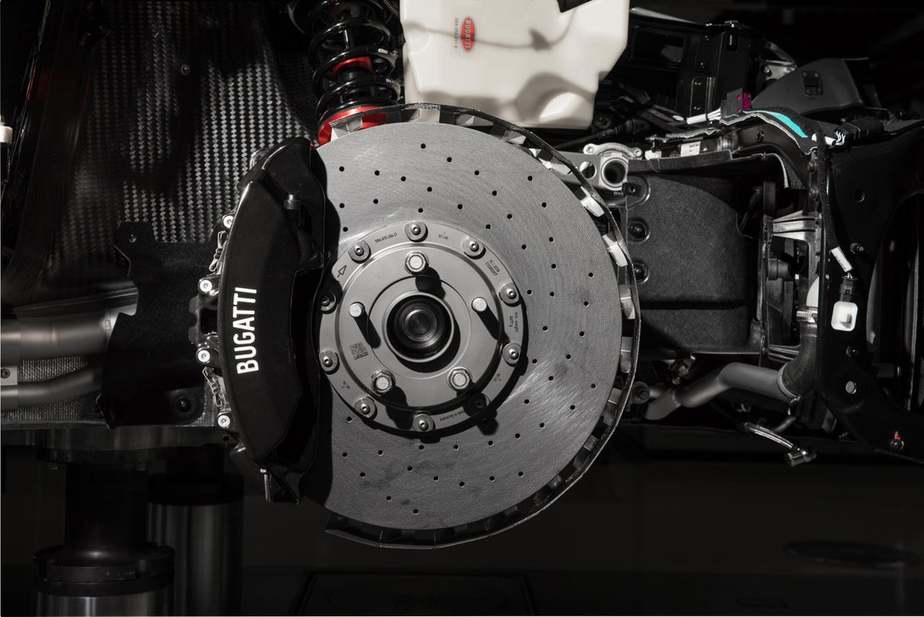 دیسک‌های ترمز کربن سرامیک بوگاتی شیرون عظیم و جالب توجه هستند. آن‌ها باید توانایی متوقف کردن خودرویی با بیشینه سرعت ۴۲۰ کیلومتر بر ساعت را داشته باشند 