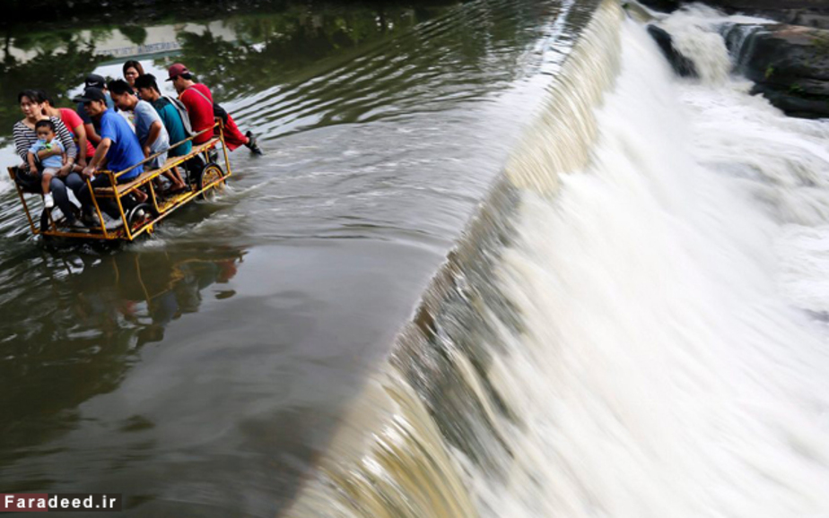 وسیله حرکت روستاییان فیلیپینی پس از بالا آمدن آب رودخانه در اثر بارش شدید باران