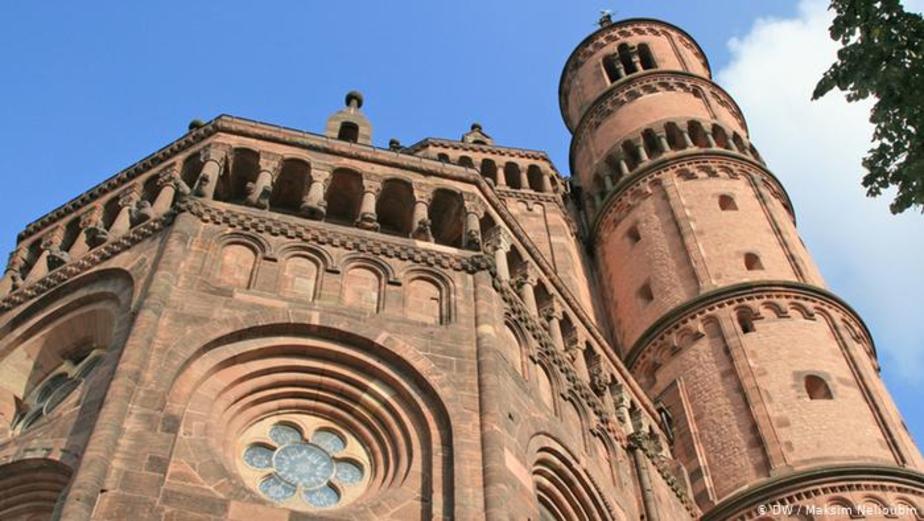 کلیسای شهر وورمس در سال ۱۰۱۸ میلادی با دعای خیر اسقف 