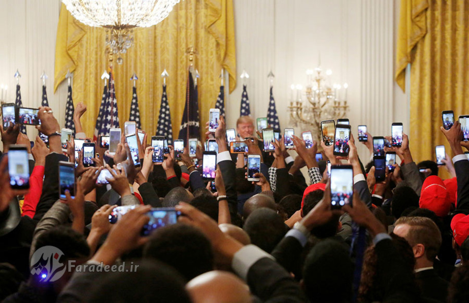 شرکت کنندگان از سخنرانی دونالد ترامپ عکس و فیلم می‌گیرند