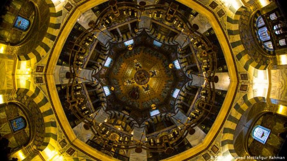  در مجموع ۳۲ میلیون موزائیک در کلیسای آخن به کار برده شده است