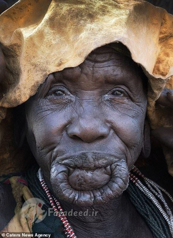 یک زن از قبیله اومو با لب‌هایی آویزان که جای پرسینگ در آن خالی است. 