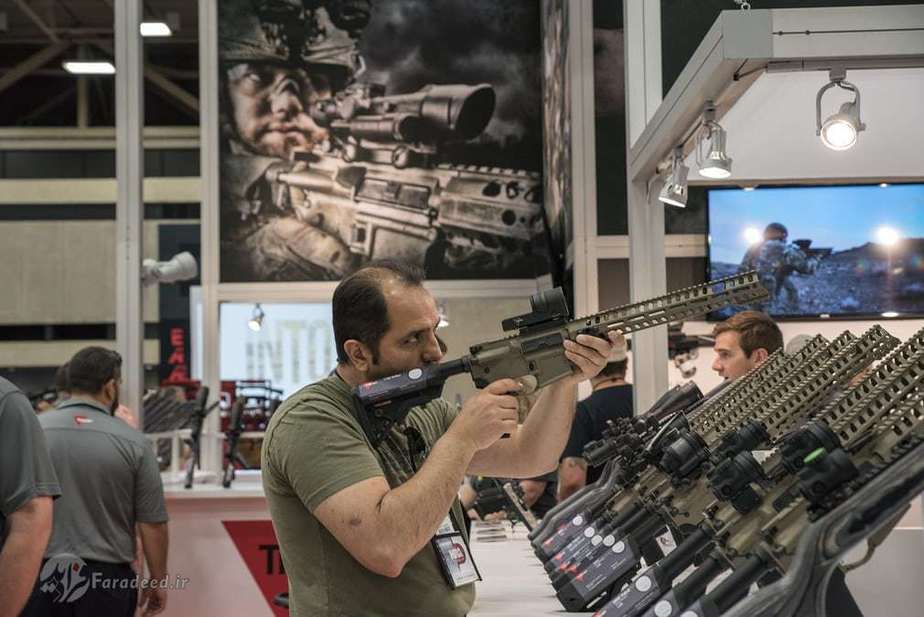 یک شرکت کننده در حال تلاش برای اماده سازی اسلحه