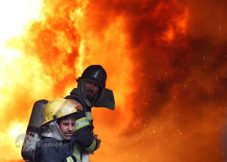 آتش سوزی در جلال آباد افغانستان و تلاش مأمورین آتش نشانی برای مهار آتش