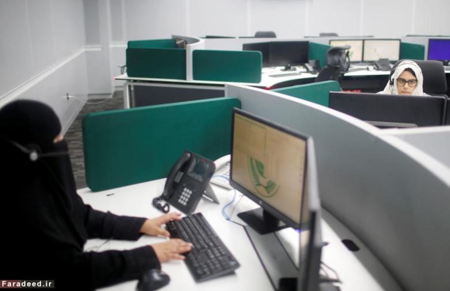 دو زن در حال کار در مرکز امنیتی دستگاه پادشاهی سعودی