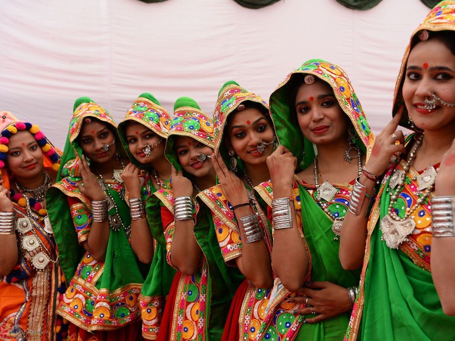 دختران گجرات با لباس محلی.(هند)