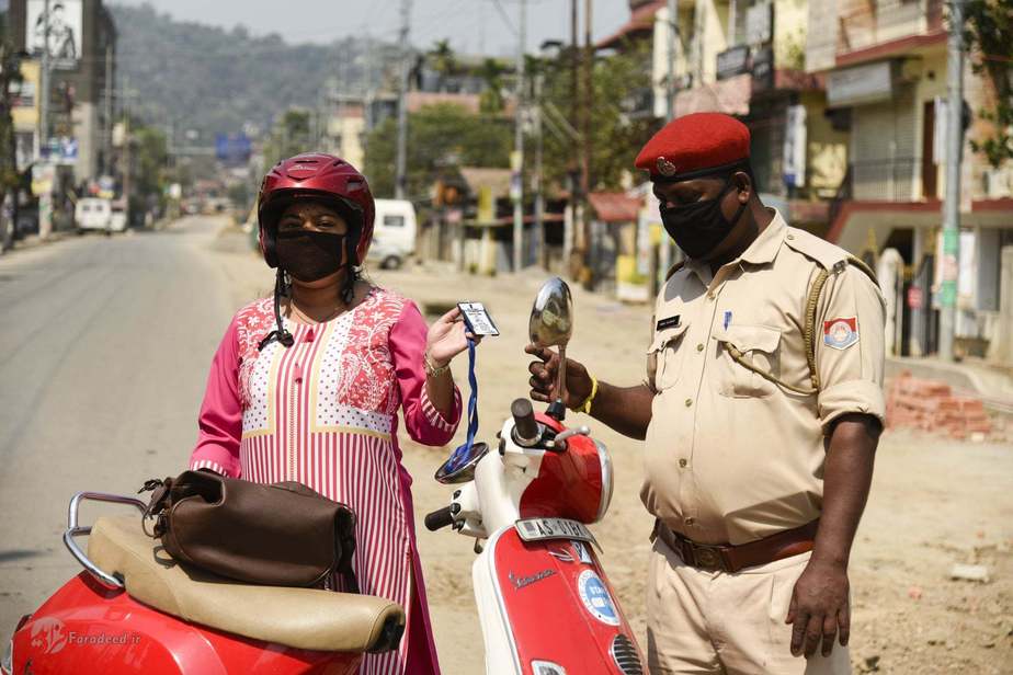 یک عابر مدارک هویتی خود را به پلیس نشان میدهد. عکاس: David Talukdar/REX/Shutterstock