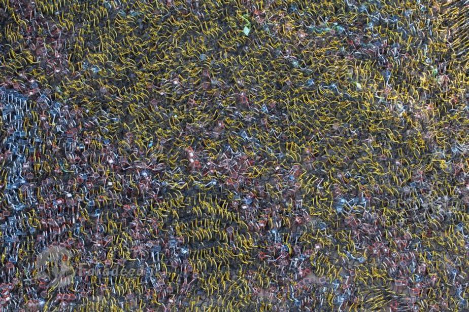 دوچرخه های شرکت های مختلف اجاره دهنده دورچرخه در یک گاراژ در ووهان، استان هوبی