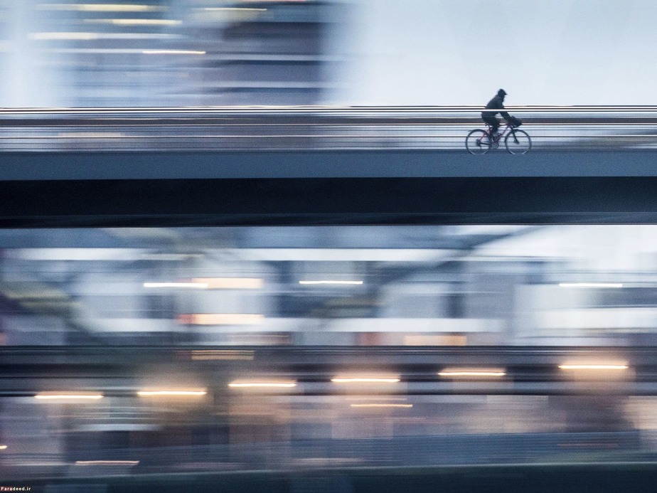 عبور دوچرخه سوار از روی پل در فرانکفورت