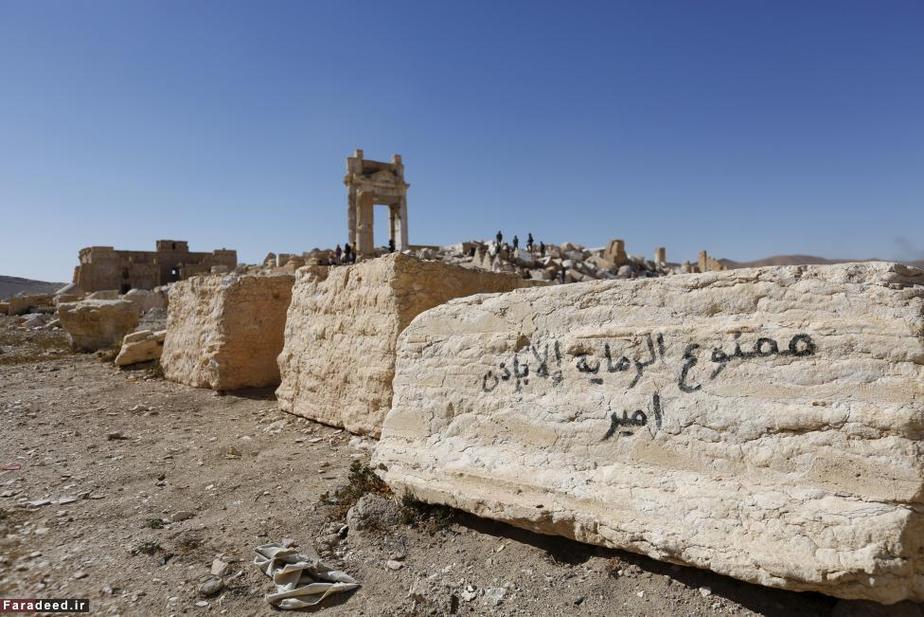نوشته داعش برو روی بقایای معبد 