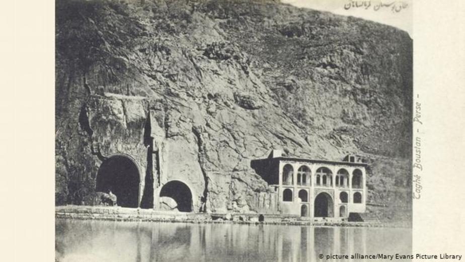عکسی از طاق بستان در کرمانشاه. تاریخ عکس: ۱۹۱۰ میلادی