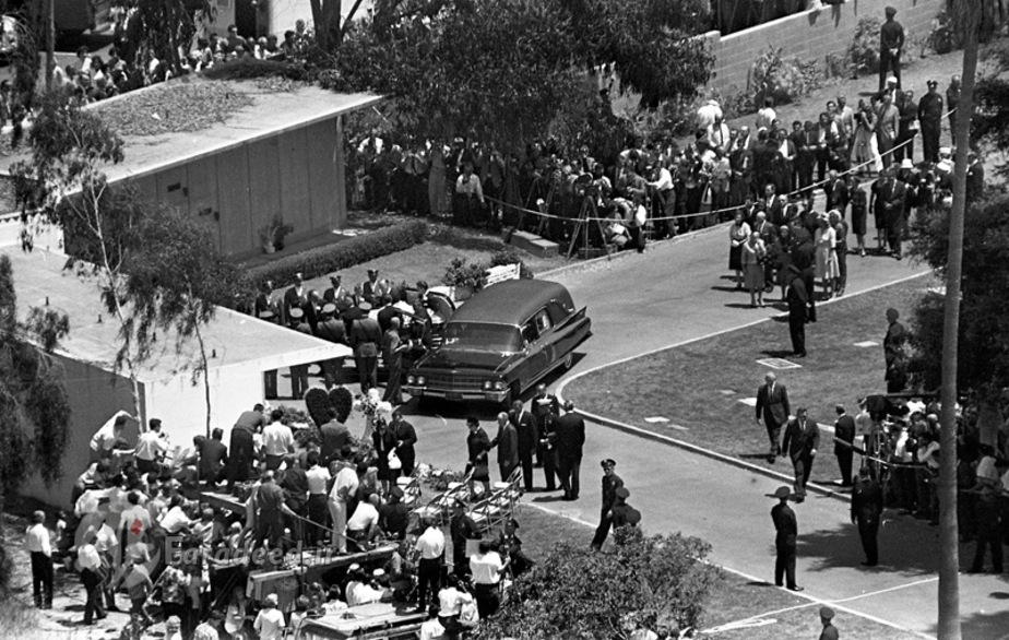 مراسم تشییع و خاکسپاری مرلین مونرو در گورستان