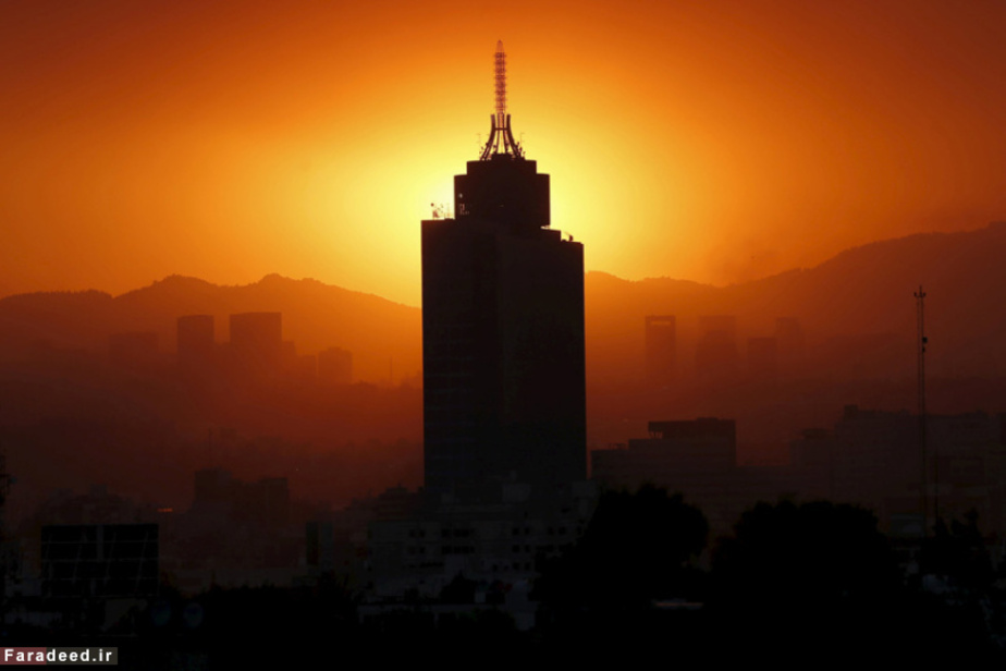 غروب آفتاب در پشت ساختمان مرکز تجارت جهانی در مکزیکوسیتی