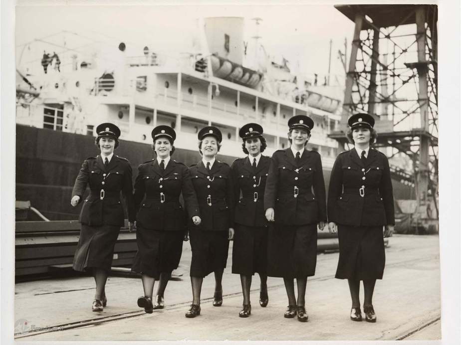 اولین گروه 6نفری از زنان پلیس بندر که در اسکله رویال قدم میزنند. سال 1954.