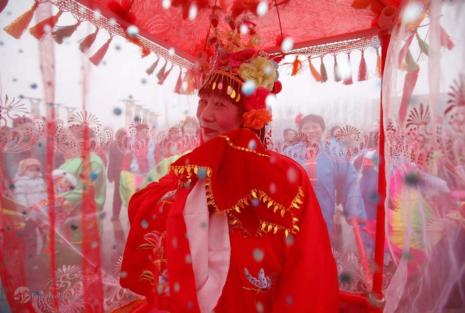 یکی از شرکت کنندگان در جشنواره سنتی فانوس در پکن، چین.