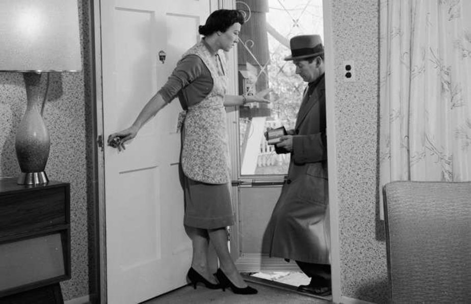 اکنون که دایره‌المعارف بریتانیکا آنلاین شده است، شغل فروشندگی نسخه چاپی دایره‌المعارف به صورت خانه به خانه هم از بین رفته است. این دستفروش مزاحم با خوش‌زبانی، و با ظاهری هوشمندانه و متقاعدکننده، با مشتریان صحبت می‌کرد تا مبالغ هنگفتی برای جلد‌های قطور دایره‌المعارف از آن‌ها بگیرد