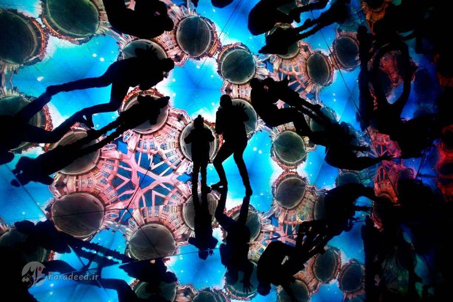 تماشاگران از شکل جذاب لوله‌های ماشین زمان در جشنواره 