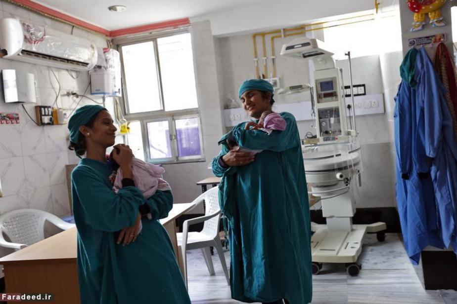 رخا پاتل و گابریلا دختر نوزداش در کلینیک 
