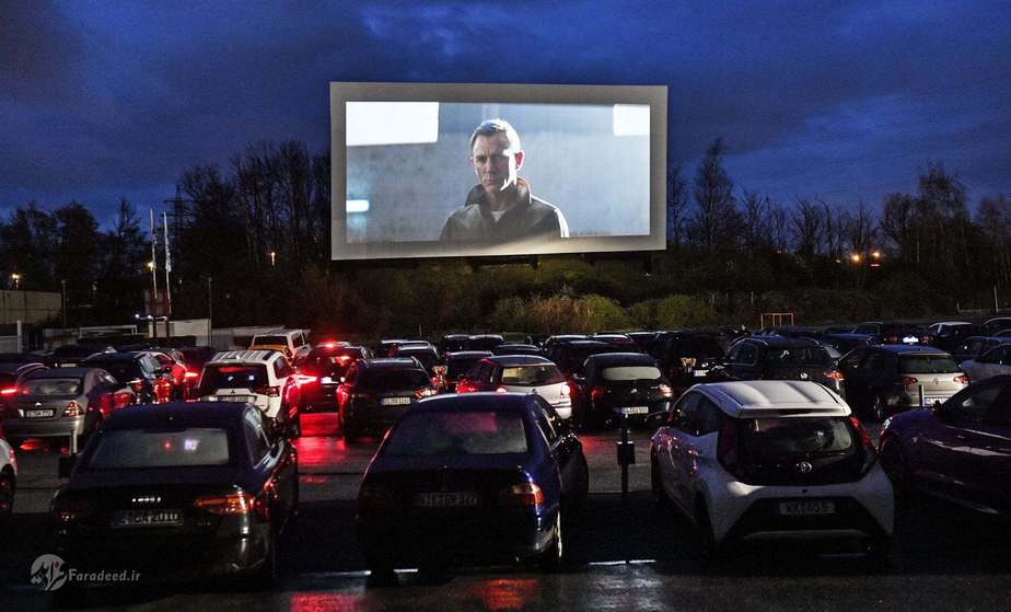 صدها نفر مشغولِ تماشای فیلم در اِسِن در آلمان عکاس: Martin Meissner/AP