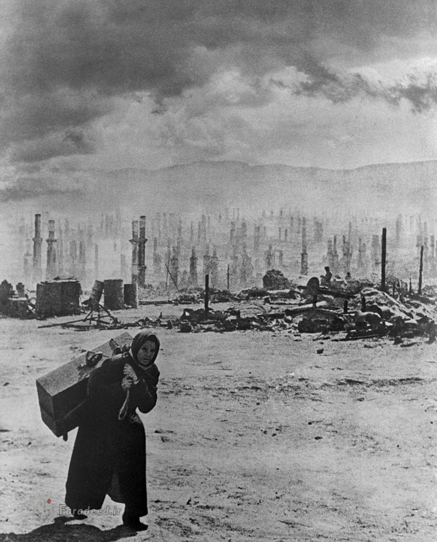 نمایی از شهر مخروبه مورمانسک – زنی که چمدانش را بسته و در حال فرار از شهر است