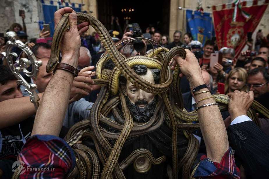 مارهایی که به دور مجسمه قدیس انداخته می شوند