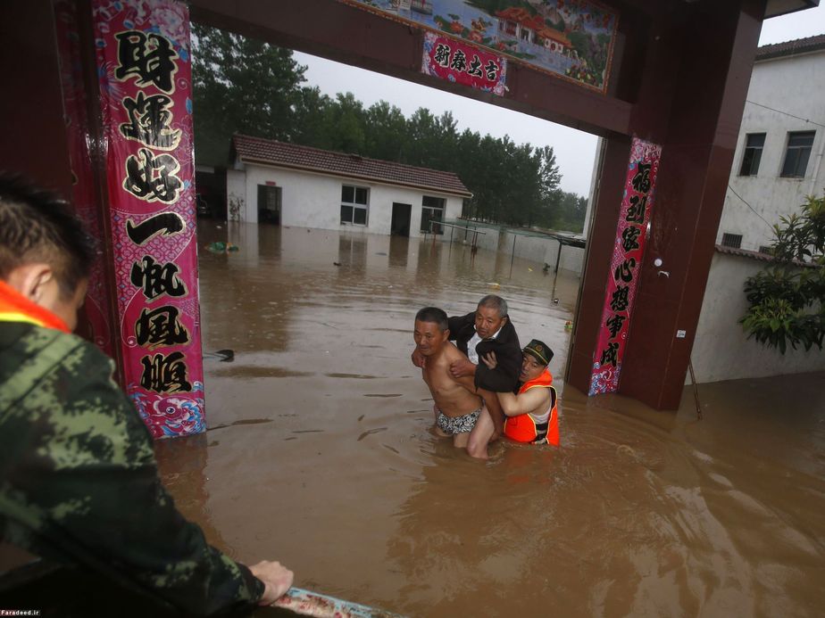 نجات مردم از خانه‌های آب‌گرفته در هوبئی، چین