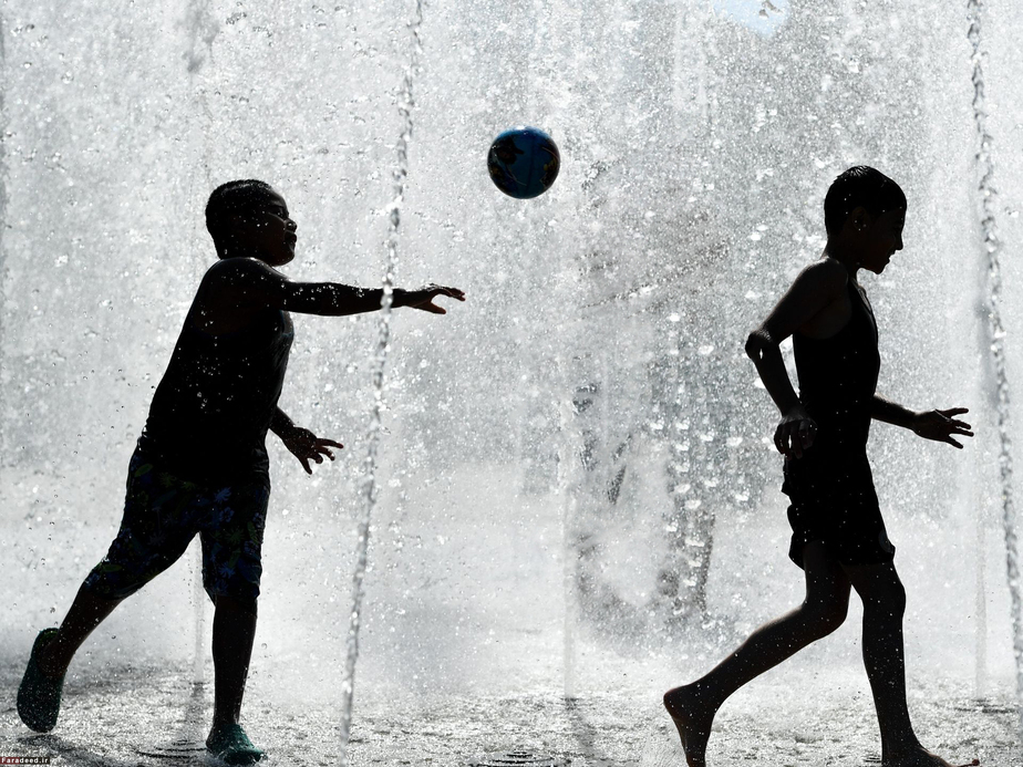 بازی کودکان در گرمای تابستان؛ فرانکفورت، آلمان