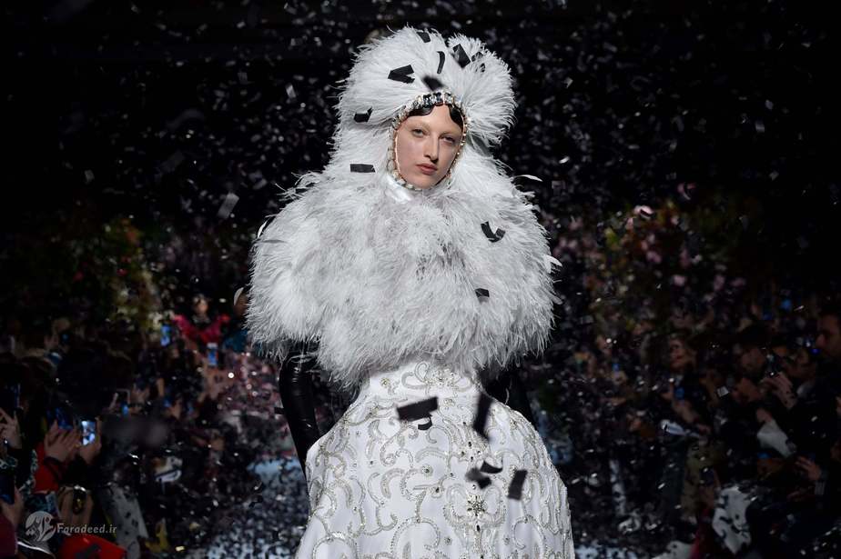 یک مدل در مراسم فشن شو در لندن. 