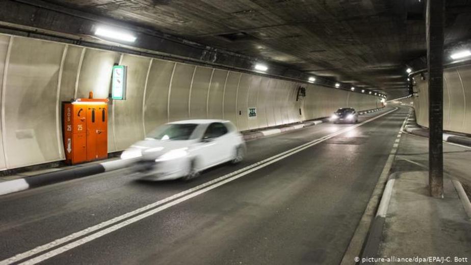 تونل سن برنهارد بزرگ در سوئیس که در سال ۱۹۶۴ افتتاح شد اولین عبور از زیر رشته کوههای آلپ بود