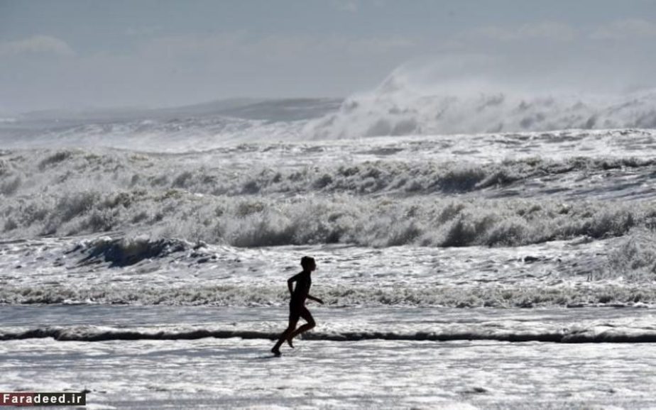 امواج سهمگین در ساحل طلا، کوئینزلند، استرالیا 