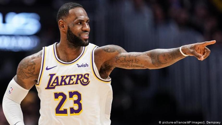 لبران جیمز، بسکتبالیست حرفه‌ای که برای تیم لس آنجلس لیکرز در 