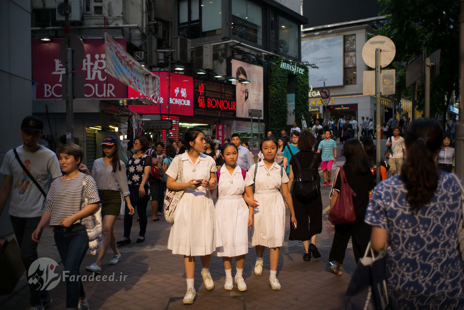 هنگ کنگ (2016) دختران مدرسه ای در خیابانی در هنگ کنگ. 