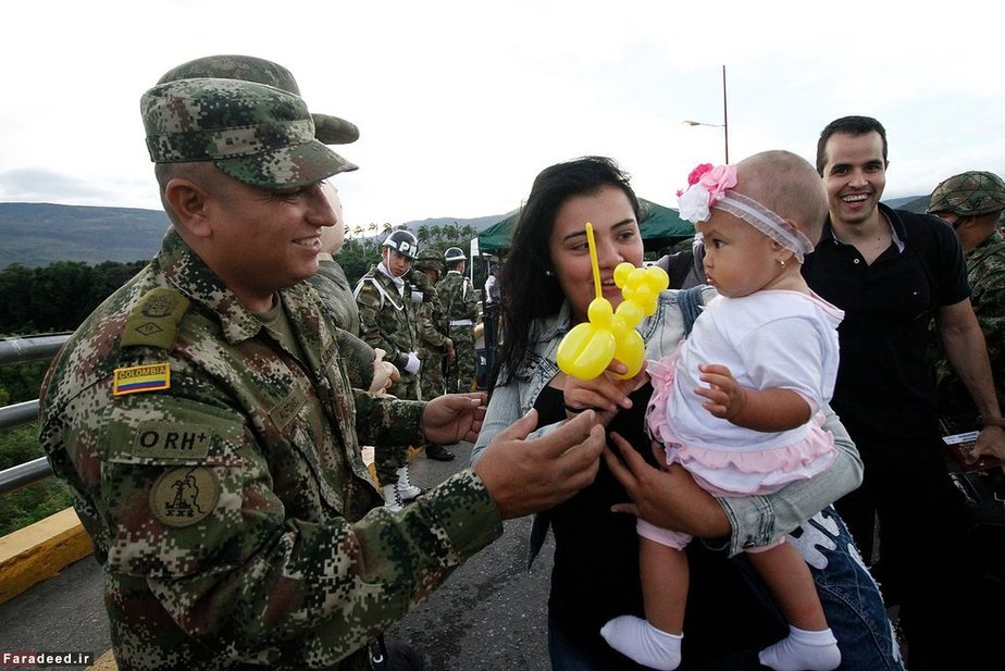 عبور مردم از مرز ونزوئلا به کلمبیا
