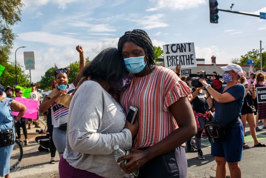 مردمِ معترض یکدیگر را در آغوش میگیرند. عکاس: Kerem YuceL/AFP/Getty Images