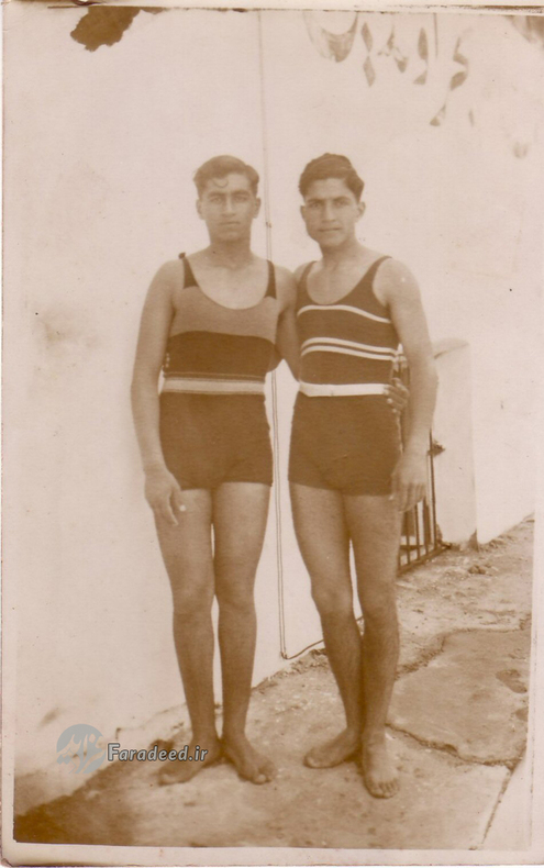 تیمور بختیار و یکی از دوستانش با لباس شنا در پاریس