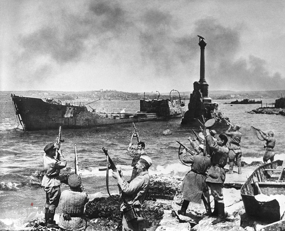 سربازان ارتش سرخ به مناسبت آزادسازی شهر سواستوپول، تیر هوایی شلیک می‌کنند. این شهر یک سال بعد لقب 