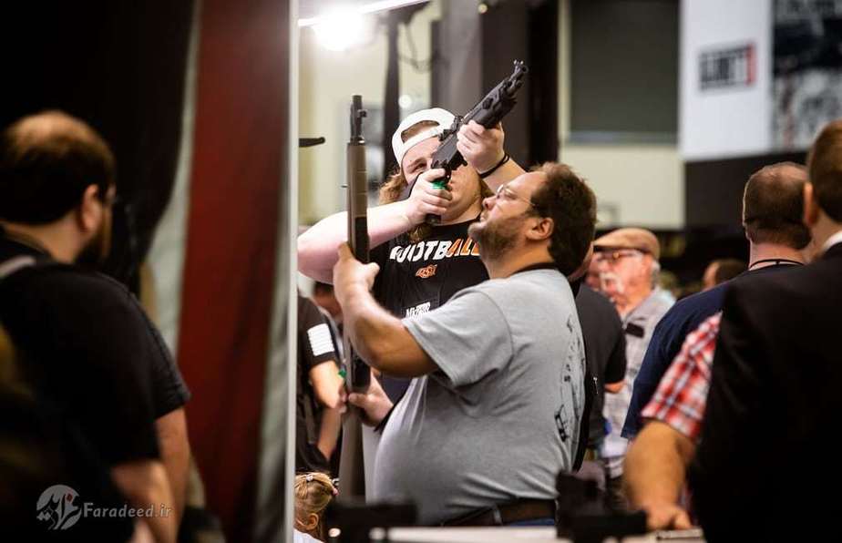 مردان اسلحه‌های مختلف را امتحان می کنند
