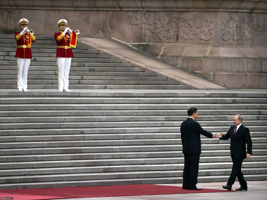 دست دادن رئیس‌جمهور روسیه با رئیس‌جمهور چین در تالار خلق پکن
