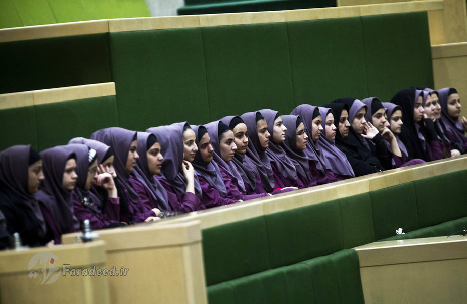 ایران (2013) دختران مدرسه ای در مجلس ایران شیوه‌ی عملکرد نمایندگان را نظارت می کنند. 