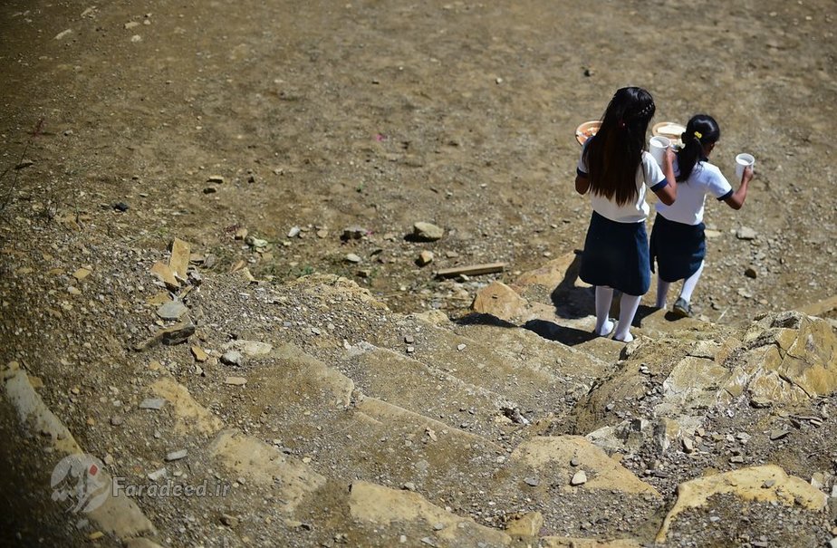 مکزیک (2016) دانش اموزان مدرسه ی آدولفو لوپز ماتیوس بعد از دریافت غذا از پله ها پایین می روند. 