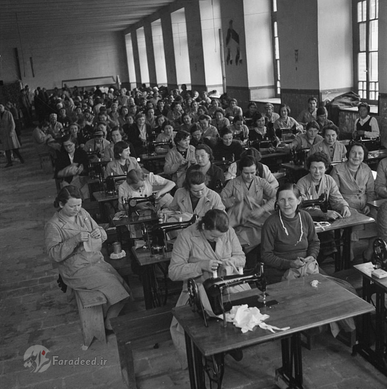 زنان لهستانی در کارگاه دوخت لباس برای سربازان جنگ جهانی دوم در تهران کار می کنند.