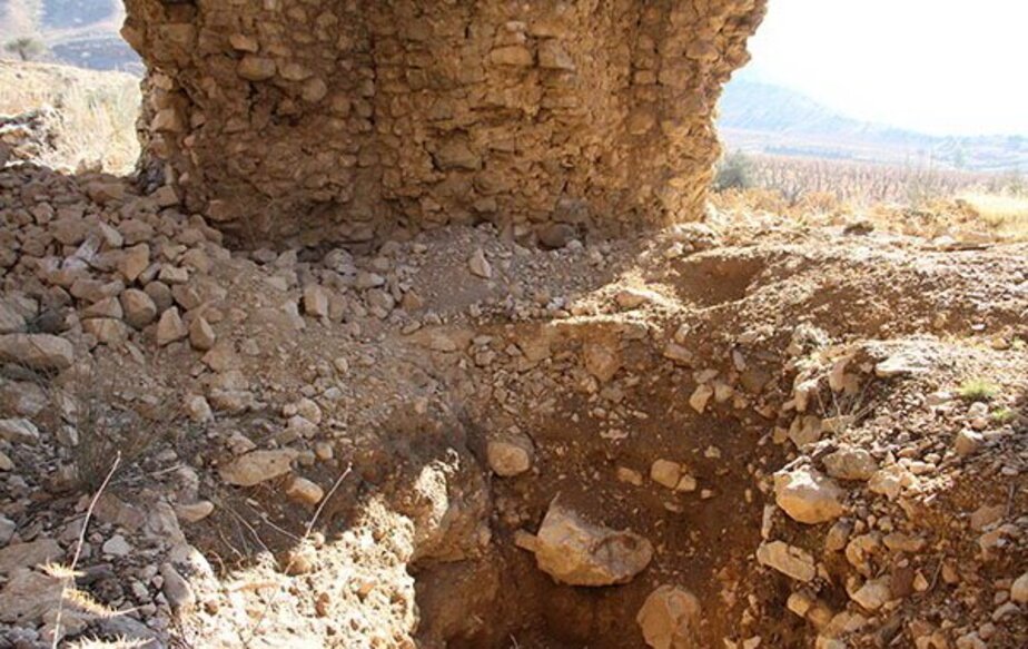 گودال بزرگی که به انگیزه گنج‌یابی در قلب آتشکده حفر شده است 