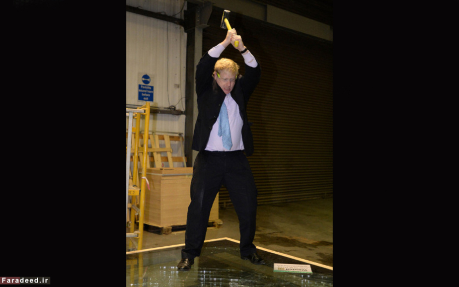 بوریس جانسون، شهردار لندن در تلاش برای شکستن شیشه ضدگلوله؛ ایرلند