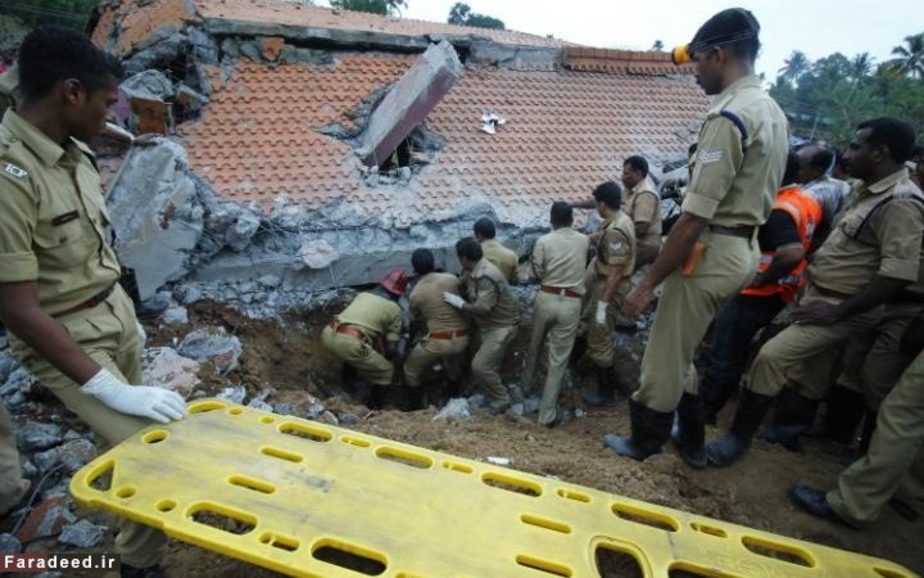 جستجو در خرابه‌های معبد پس از آتش‌سوزی؛ این حادثه بیش از 110 کشته و 350 زخمی داشت