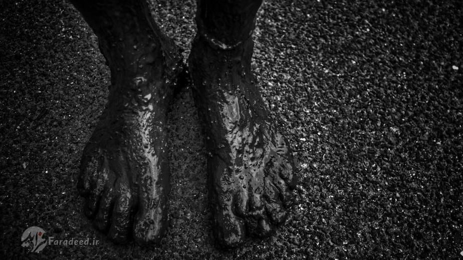 پاهای کثیف یک کارگر تخلیه فاضلاب در دهلی نو