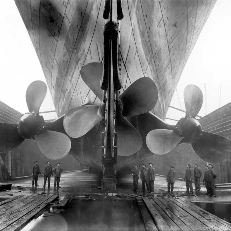 قسمت عقب کشتی: حتی سامانه نیروی محرکه بخار تایتانیک با در نظر گرفتن تجملات طراحی شده بود. پروانه های پیشرانه برای جلوگیری از لرزش های غیرضروری با زاویه نصب شده بودند. از این طریق مسافران، به ویژه آنهایی که در کلاس درجه یک قرار داشتند، حرکتی تا حد ممکن نرم را تجربه می کردند 