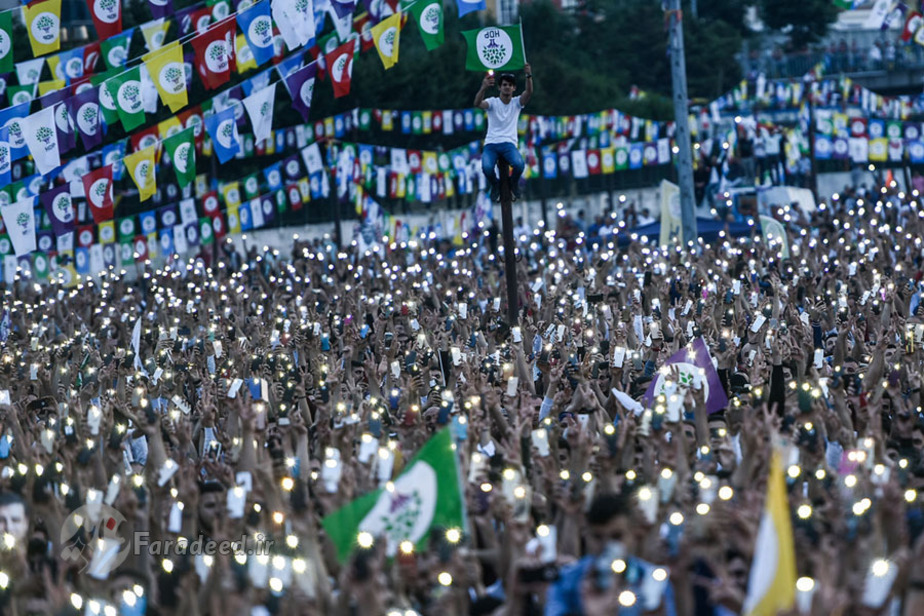 حامیان صلاح الدین دمیتراس با نور تلفن‌های همراه خود در کمپین انتخاباتی در استانبول 