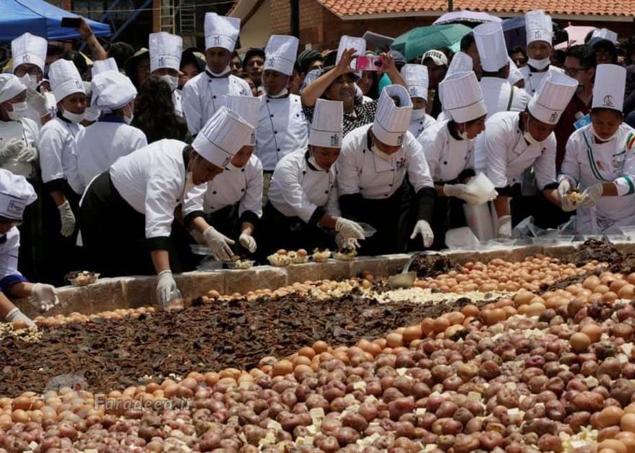 آشپزها در بولیوی طی مراسم افتتاحیه روز جهانی شترها، یک نان سبوس دار با نام charquekan تهیه میکنند که با گوشت لاما، سیب زمینی، تخم مرغ و پنیر درست شده است.