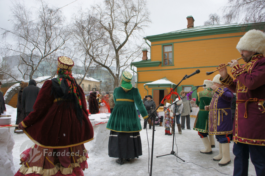 جشن ماسلنیتسا که در مقابل خانه تولستوی در حال اجراست.