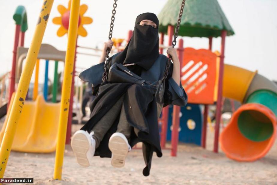 دختر جوان در حال تاب بازی در پارک جده